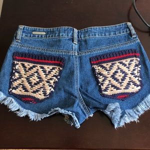 CROCHETED BACK POCKET JEAN SHORTS SIZE 5